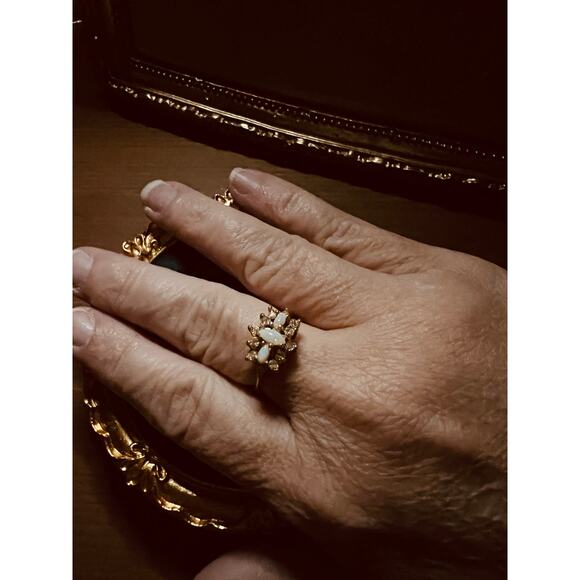 Vintage Gold Tone Opal Rhinestone Ring Size 7.25 Cluster Style Statement Jewelry - Picture 9 of 10